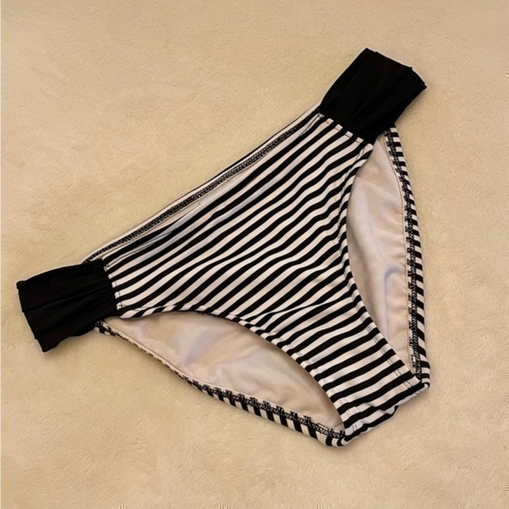 MOSSIMO BLACK AND WHITE STRIPED BIKINI BOTTOM SZ MEDIUM